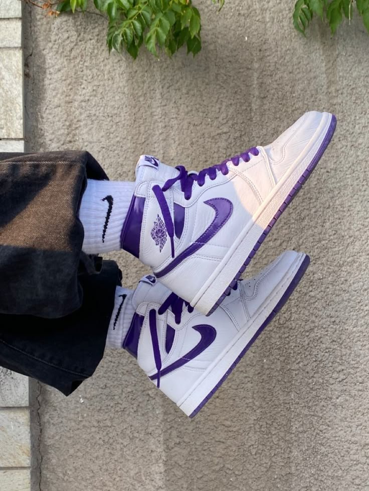 NK AIR JORDA_N RETRO 1 HIGH [WHITE / METALLIC PURPLE] 0809025