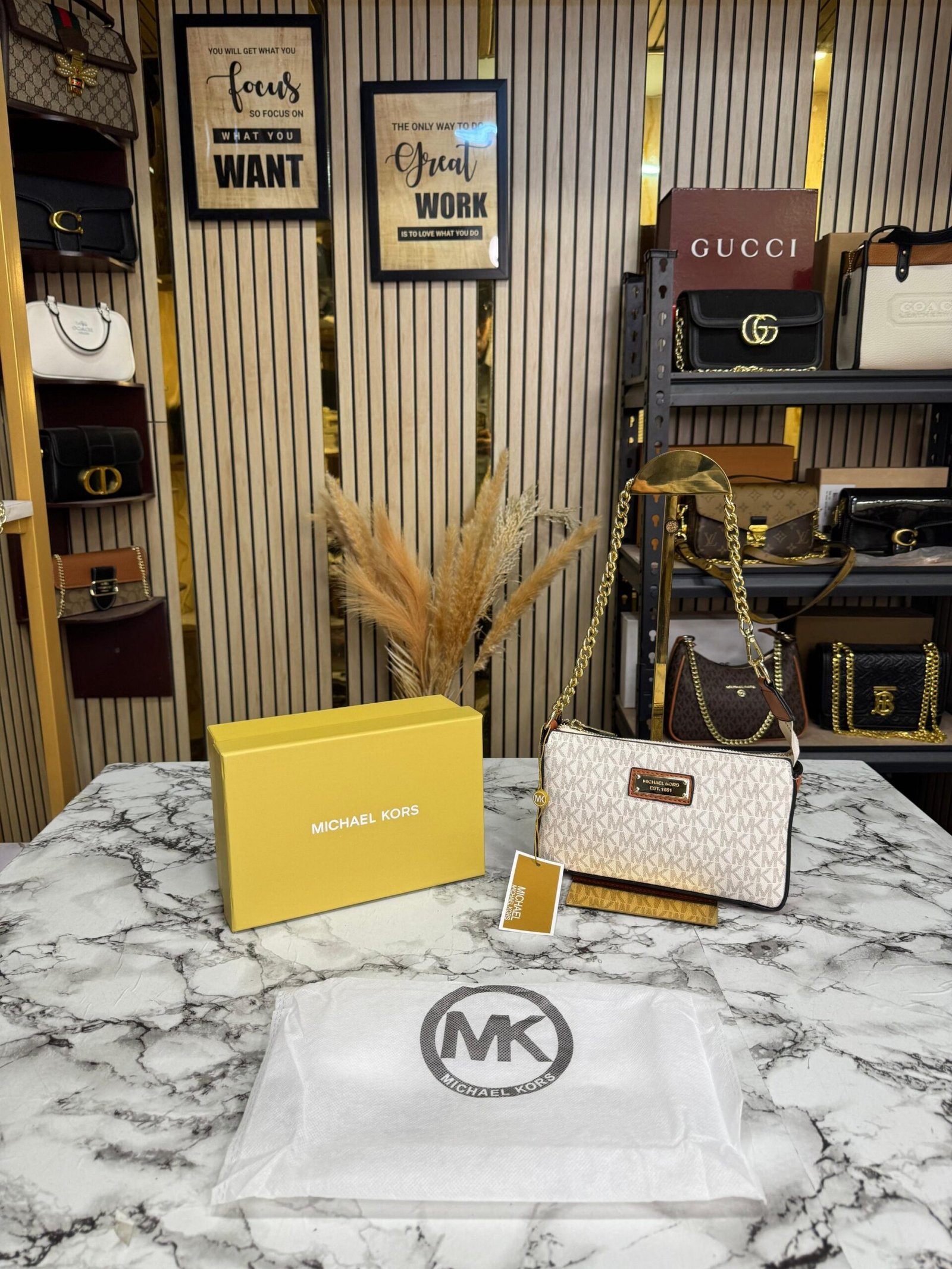 MICHAEL KORS CLUTCHER (BEIGE)