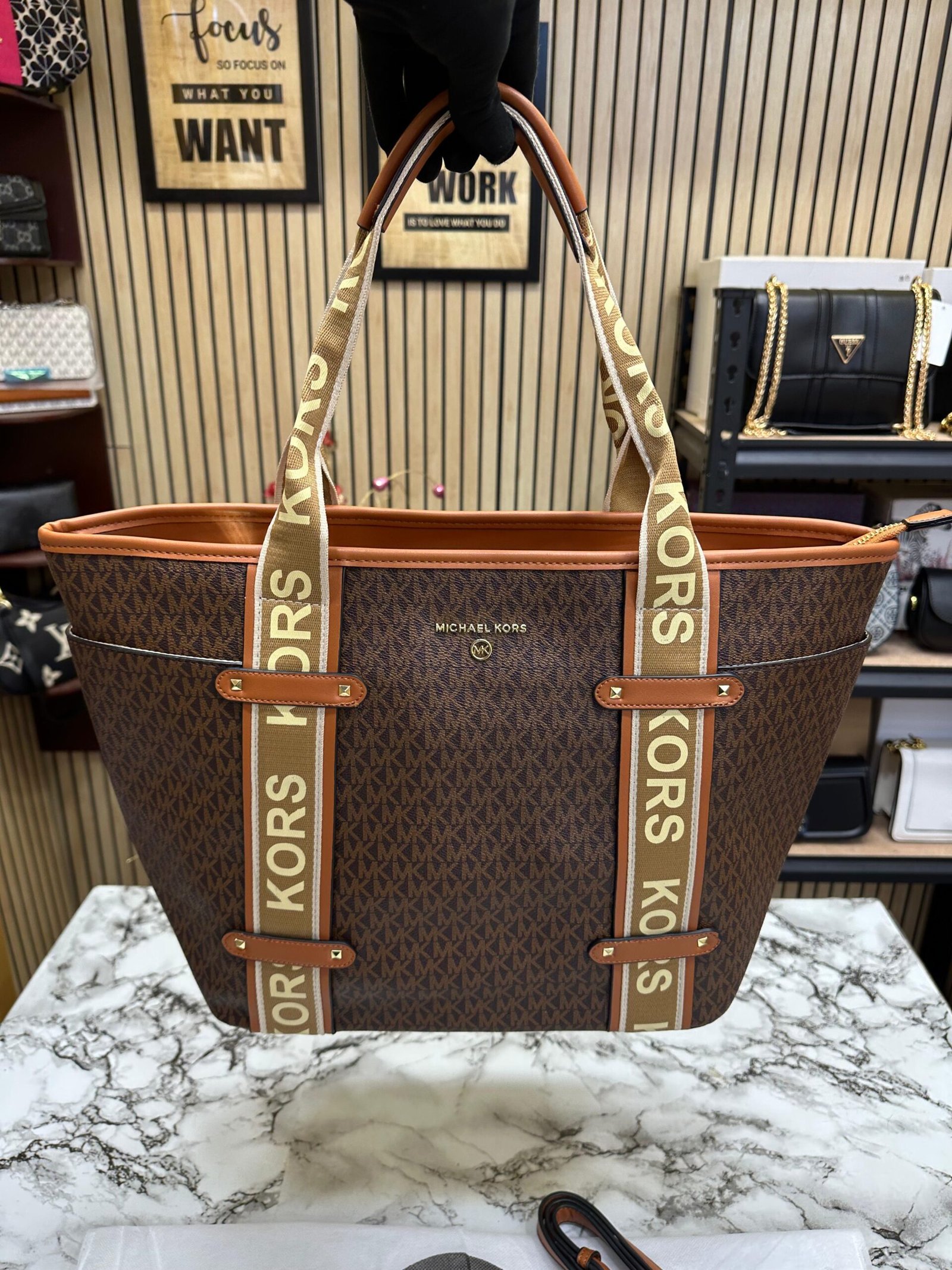 MICHAEL_KORS MAEVE SIGNATURE LOGO SMALL CONVERTIBLE OPEN TOTE WITH DUST BAG (BROWN)